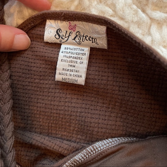 🎯 3 for $15: Brown halter top with ivory design size medium - Picture 2 of 2